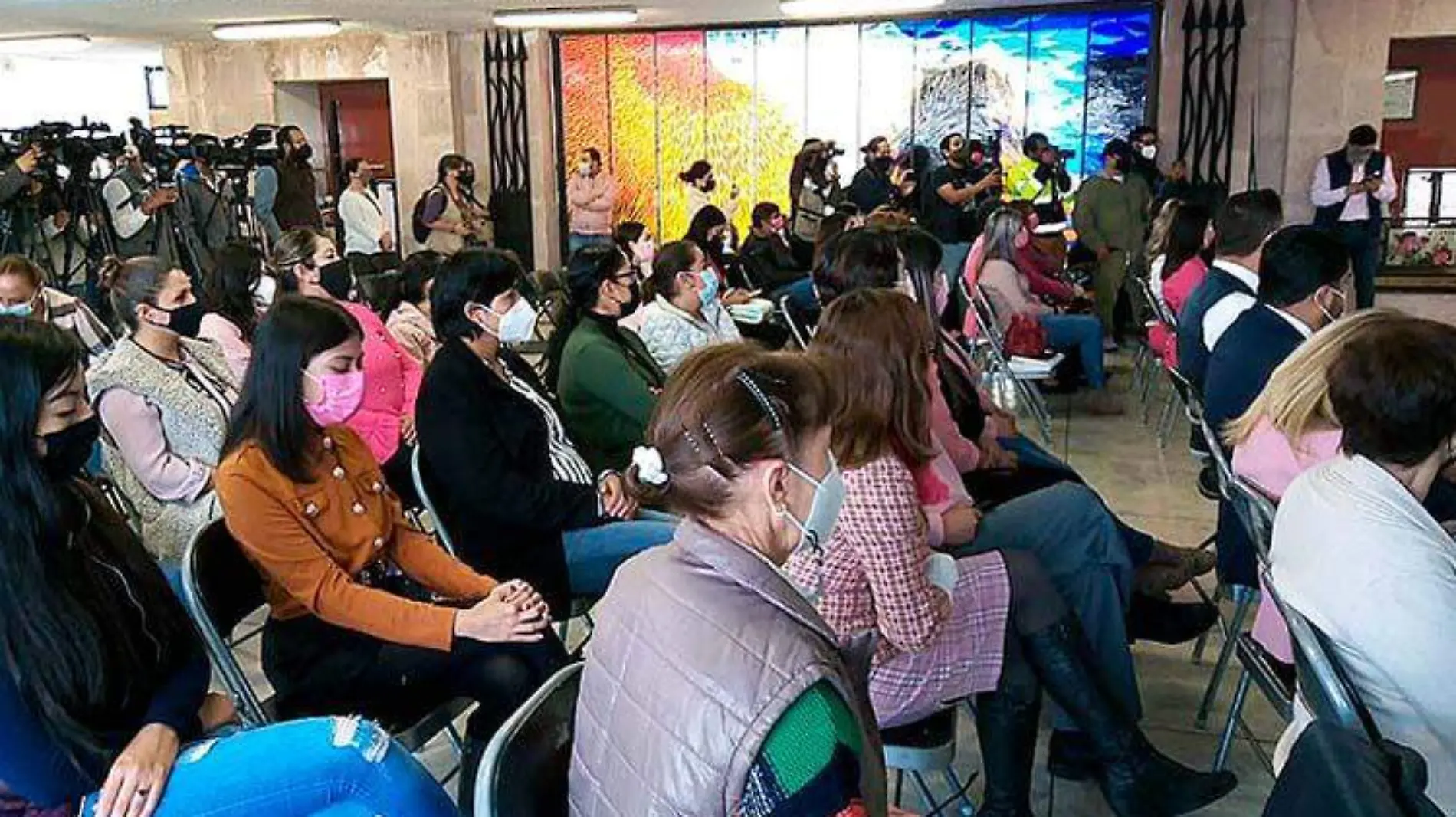 Mujeres en el salón de Cabildos de la alcaldía de Zacatecas